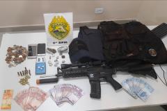 Dupla é surpreendida pela PM e fuzil de airsoft e colete balístico são apreendidos em Guaratuba