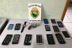 Dupla é flagrada pela Polícia Militar após roubo; revólver é apreendido e celulares recuperados

