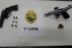 PM cumpre mandados e apreende duas armas de fogo, munições e um veículo em Contenda (PR)