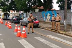 Veículos são apreendidos e uma pessoa é encaminhada com CNH falsa durante blitz da PM nos Campos Gerais

