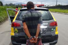 Homem ameaça pessoas com simulacro de arma de fogo e acaba conduzido pela PM à delegacia em Paranaguá
