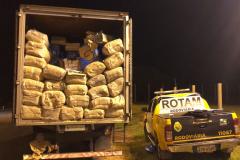 PM apreende 600 caixas de cigarro e encaminha homem no município de Altônia