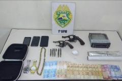 Policiais militares apreendem duas armas de fogo, drogas e encaminham três suspeitos à delegacia 