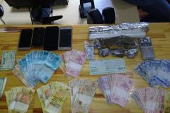 Policia Militar cumpre mandado e apreende drogas, munições e dinheiro em Curiúva