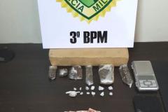 Polícia Militar apreende drogas e encaminha quatro pessoas à delegacia em Pato Branco (PR)