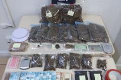 Equipes do BOPE apreendem maconha, crack, cocaína, haxixe, balanças de precisão e dinheiro na Capital do estado

