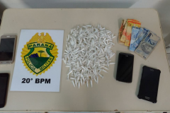 Dinheiro, pinos de cocaína, celulares e motocicleta com pendências administrativas são apreendidos pela Polícia Militar