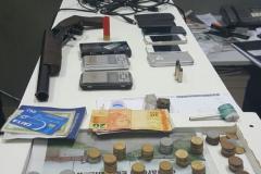 Arma, munições e objetos são apreendidos pela PM na Lapa; homem com mandados em aberto é preso