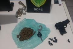 Abordagens do BOPE na RMC resultam na apreensão de veículo, drogas e simulacro; suspeitos são encaminhados