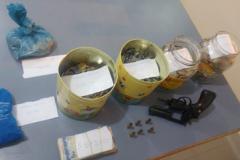 PM apreende revólver, R$ 6 mil em dinheiro, maconha, cocaína, LSD e ecstasy no Litoral do estado