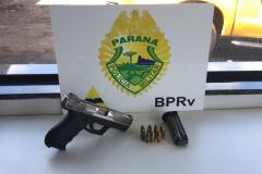 Trio com arma de fogo de uso restrito é abordado pela PM na PR 323, em Iporã

