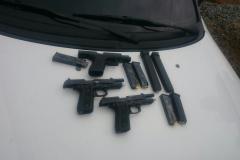 Pistolas de uso restrito e carros roubados são apreendidos pela PM em São José dos Pinhais, na RMC

