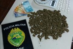 Equipes da Companhia de Choque do BOPE recuperam veículo e apreendem maconha, cocaína e dinheiro na Capital do estado