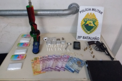 PM apreende arma de fogo e drogas com dupla no Santa Cândida, em Curitiba
