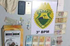 No Sudoeste do PR, PM apreende moeda estrangeira e drogas em abordagens distintas