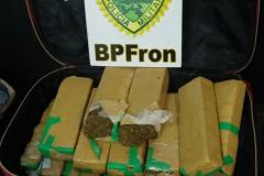 Na região Oeste do estado, BPFron apreende drogas e cigarros contrabandeados