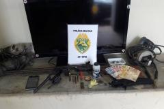 PM encaminha dois suspeitos à delegacia em Guarapuava (PR); armas, drogas e munições são apreendidas 