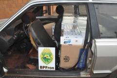 No Oeste do estado, BPFron apreende veículo carregado com caixas de cigarros contrabandeados