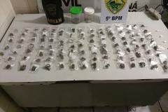 Policiais militares de Ibiporã encaminham cinco pessoas à delegacia e apreenderam maconha, crack, cocaína e dinheiro 