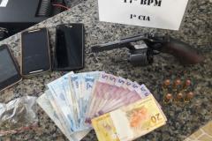 PM apreende revólver, maconha e aparelhos celulares em São José dos Pinhais, na RMC 