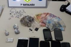 Durante o cumprimento de mandados em Cruzeiro do Oeste PM apreende dinheiro e drogas; trio é encaminhado