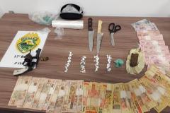 Durante ações distintas na Região Metropolitana de Curitiba, PM apreende drogas, dinheiro, armas de fogo, carregadores e demais objetos
