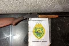 Homem com arma de fogo é encaminhado pela PM à delegacia em São João do Ivaí (PR)

