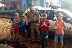 Crianças de Mangueirinha (PR) recebem chocolates arrecadados por policiais militares