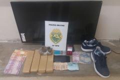 Droga, dinheiro, objetos e veículo são apreendidos pela Polícia Militar em Guarapuava