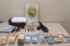 PM prende casal com quase cinco quilos de drogas, armas e mais de R$ 100 mil reais nos Campos Gerais

