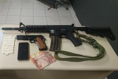 Em Colombo, na RMC, policiais militares apreendem armas de Airsoft, porções de cocaína e dinheiro
