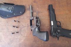 Em Apucarana, PM cumpre mandados judiciais e apreende armas de fogo; duas pessoas são presas

