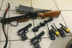 Militares estaduais capturam foragido e apreendem simulacros, rádios, luneta e motor de barco em Guaíra

