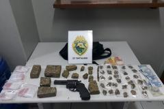 PM apreende arma de fogo e encaminha homem em Pinhais (PR)