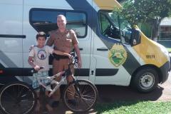 Militar estadual que possui projeto social no Sudoeste do estado presenteia garoto com bicicleta nova 