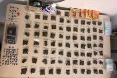 PM apreende pedras de crack, maconha e dinheiro em Curitiba; mulher e adolescente são encaminhadas 