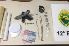 PM aborda dupla e apreende drogas e pistola no Parolin, em Curitiba