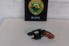 Revólver é encontrado com homem durante abordagem do BOPE no Cajuru, em Curitiba