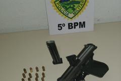 Após denúncia pelo 190, homem é preso por porte ilegal de armas em Londrina, no Norte do Paraná
