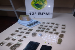 Policiais militares apreendem 390 gramas de drogas em dois bairros de Curitiba