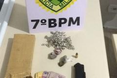 Policiais militares apreendem tablete de maconha e simulacro de arma em mala, no Noroeste do Estado