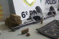 Polícia Militar apreende drogas, armas de fogo e prende três pessoas no Oeste do Estado
