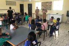 Polícia Militar recebe crianças em batalhão no Litoral do Estado
