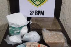 Polícia Militar apreende 4,3 quilos de drogas e 321 maços de cigarros no Sudoeste do Paraná