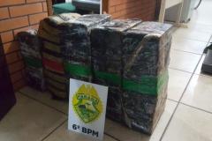 PM apreende quase 100 quilos de maconha e recupera carro com placas trocadas em Cascavel (PR)