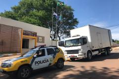 PM apreende caminhão carregado com 750 caixas de cigarros contrabandeados em Cruzeiro do Oeste (PR)