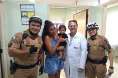 Policiais militares salvam vida de criança engasgada com plástico em Londrina (PR)