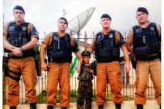 No município de Lapa (PR), pai prepara surpresa para filho e policiais militares participam de festa de aniversário