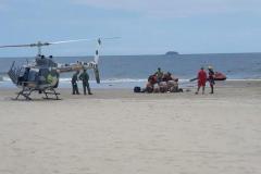 Guarda-vidas socorrem homem que caiu de paramotor no mar em Pontal do Paraná 
