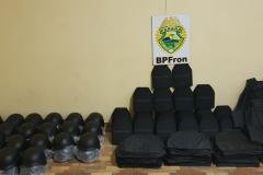 Coletes balísticos prontos para o transporte são apreendidos por policiais do BPFron em Guaíra (PR)